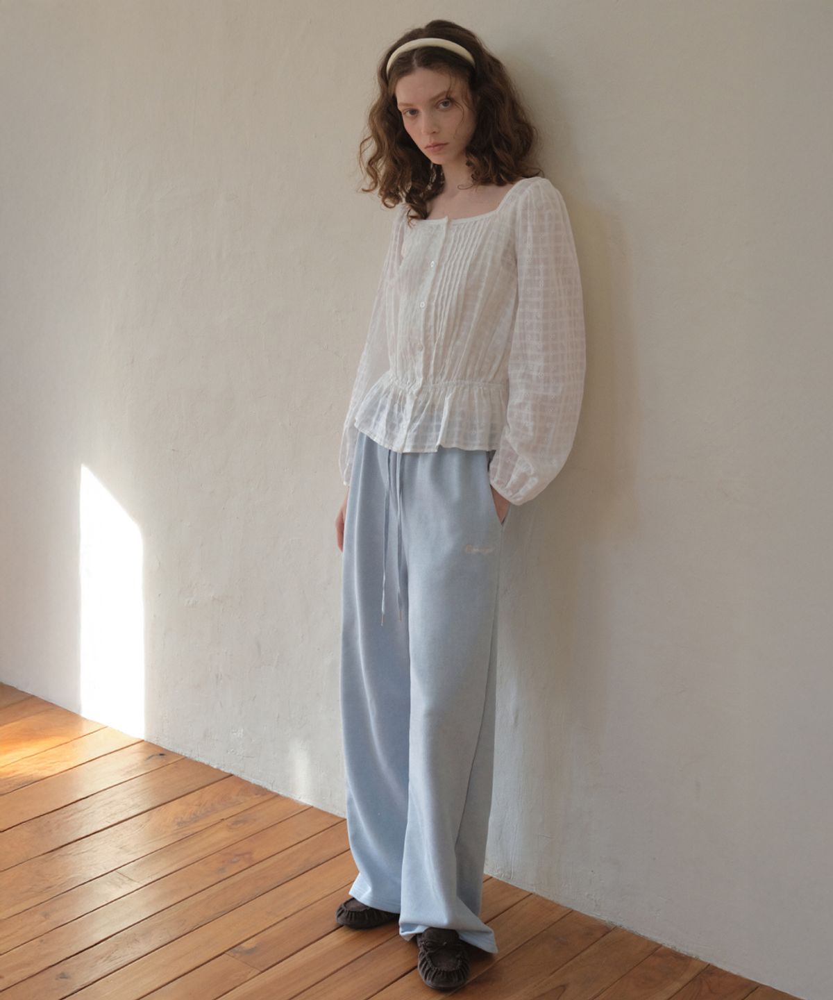 아우어노스텔지아(OURNOSTALGIA) Lace Applique Pigment Sweatpants_Dusty blue(O26PT03)
