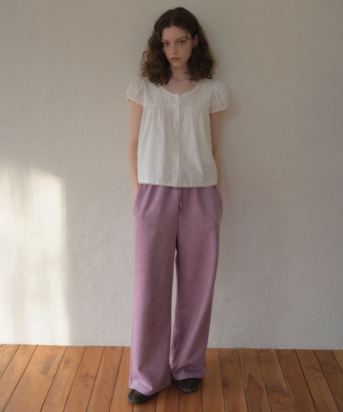 아우어노스텔지아(OURNOSTALGIA) Lace Applique Pigment Sweatpants_Dusty purple(O26PT03)