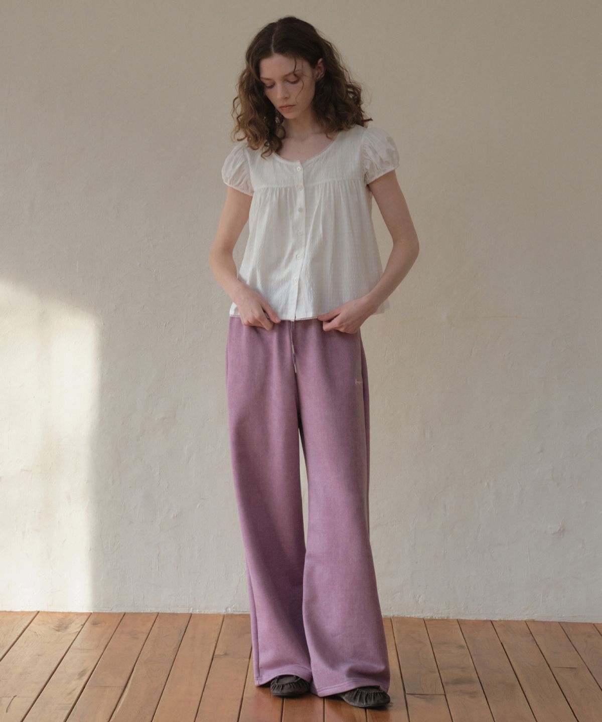 아우어노스텔지아(OURNOSTALGIA) Lace Applique Pigment Sweatpants_Dusty purple(O26PT03)