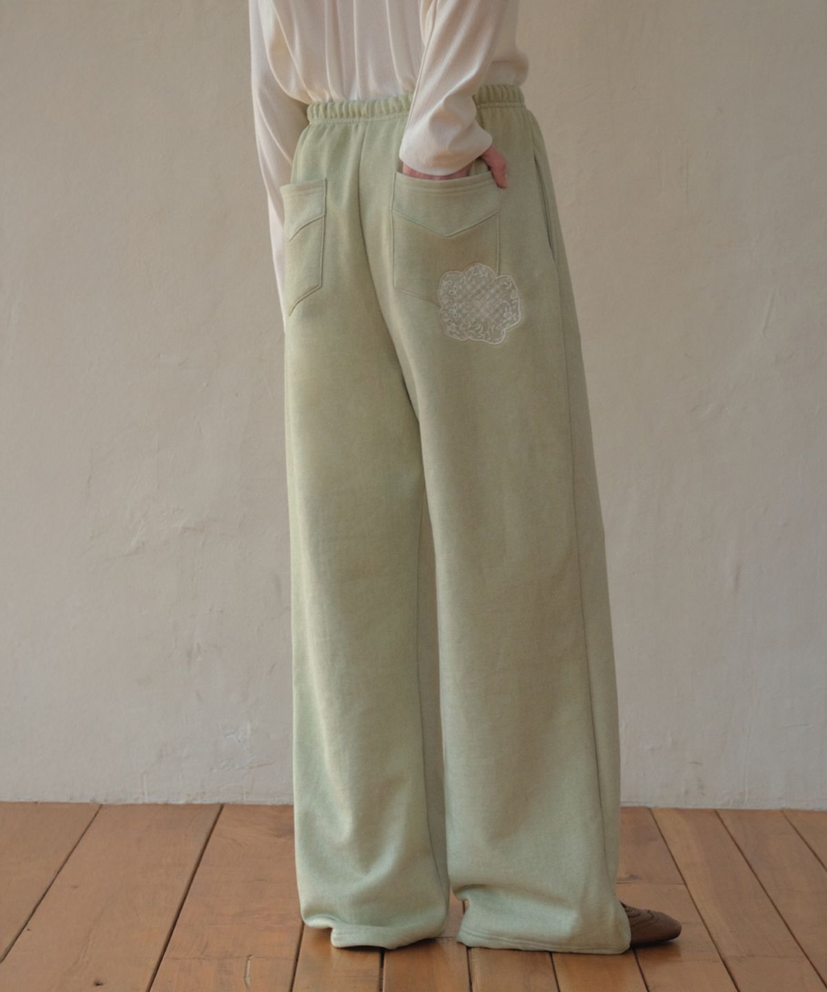 아우어노스텔지아(OURNOSTALGIA) Lace Applique Pigment Sweatpants_Dusty green(O26PT03)