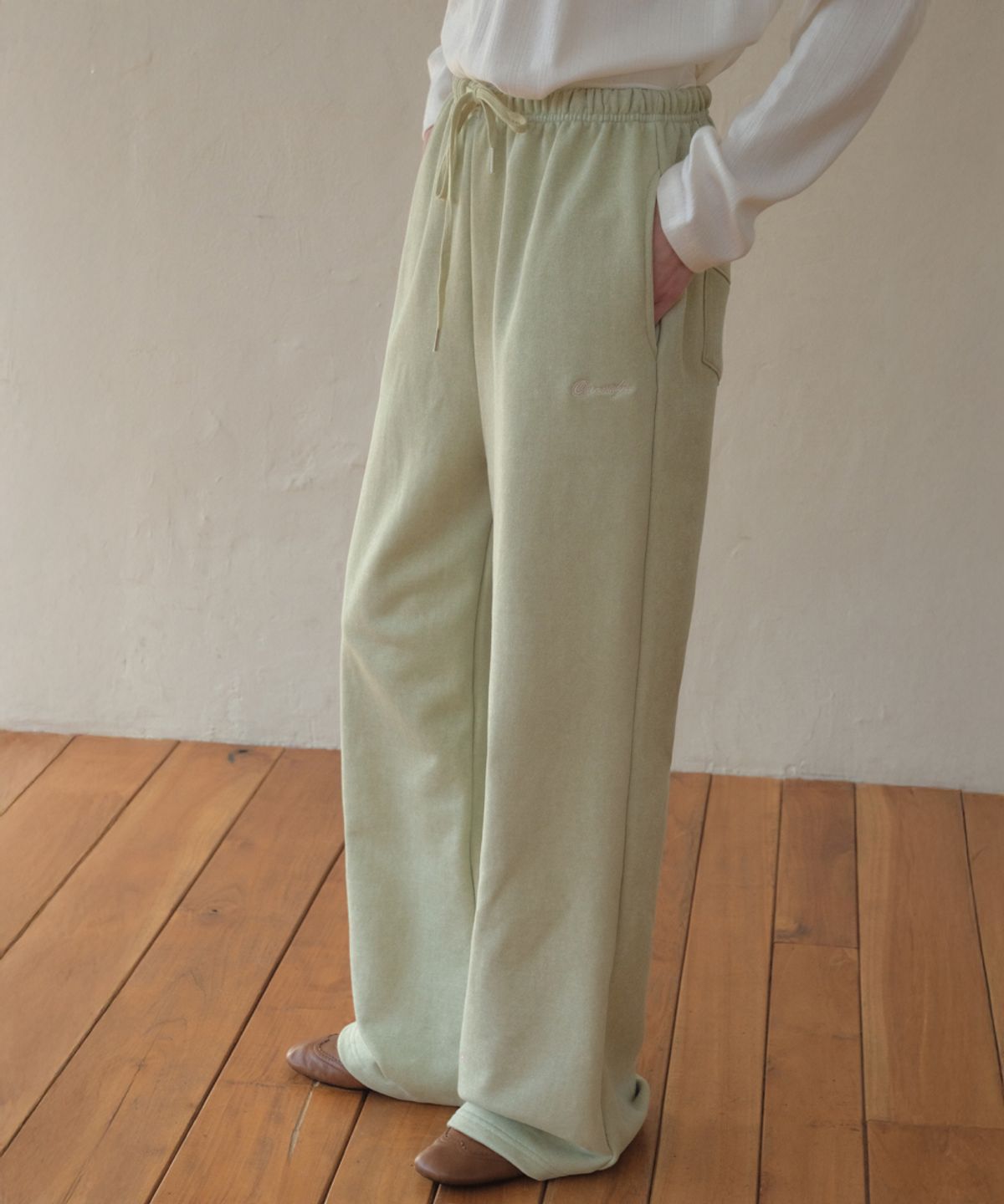아우어노스텔지아(OURNOSTALGIA) Lace Applique Pigment Sweatpants_Dusty green(O26PT03)