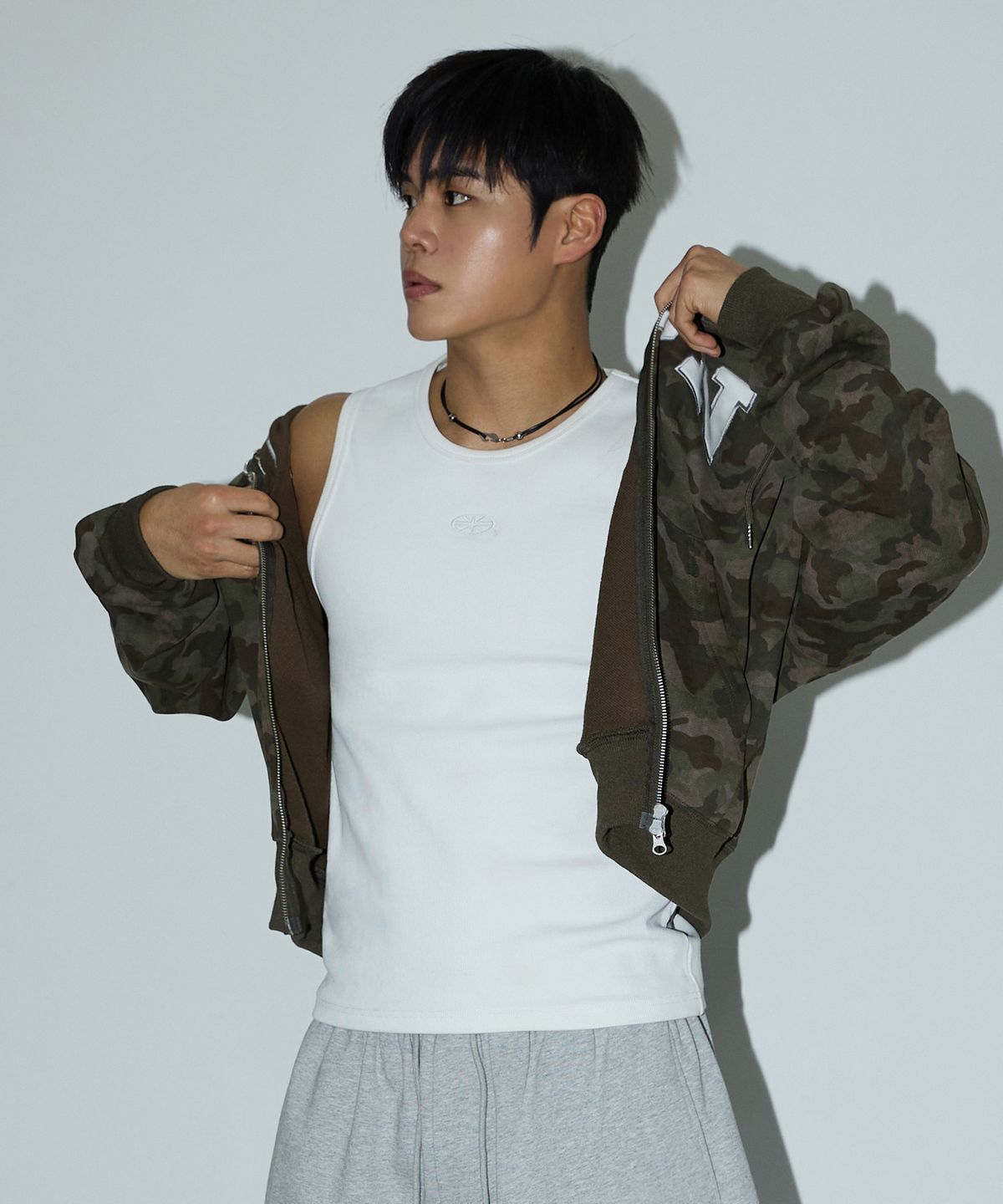 미치코런던 스포츠(MICHIKO LONDON SPORTS) 헤비 코튼 심볼 슬리브리스 화이트