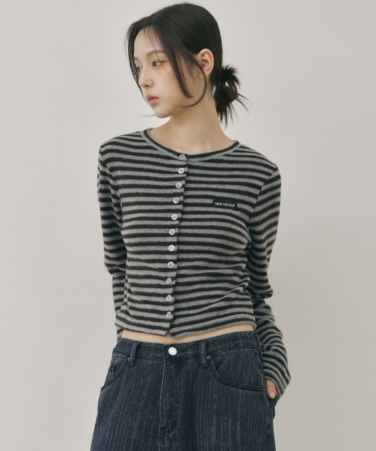 닉앤니콜(NICK&NICOLE) STRIPE CROP BUTTON CARDIGAN_CHARCOAL