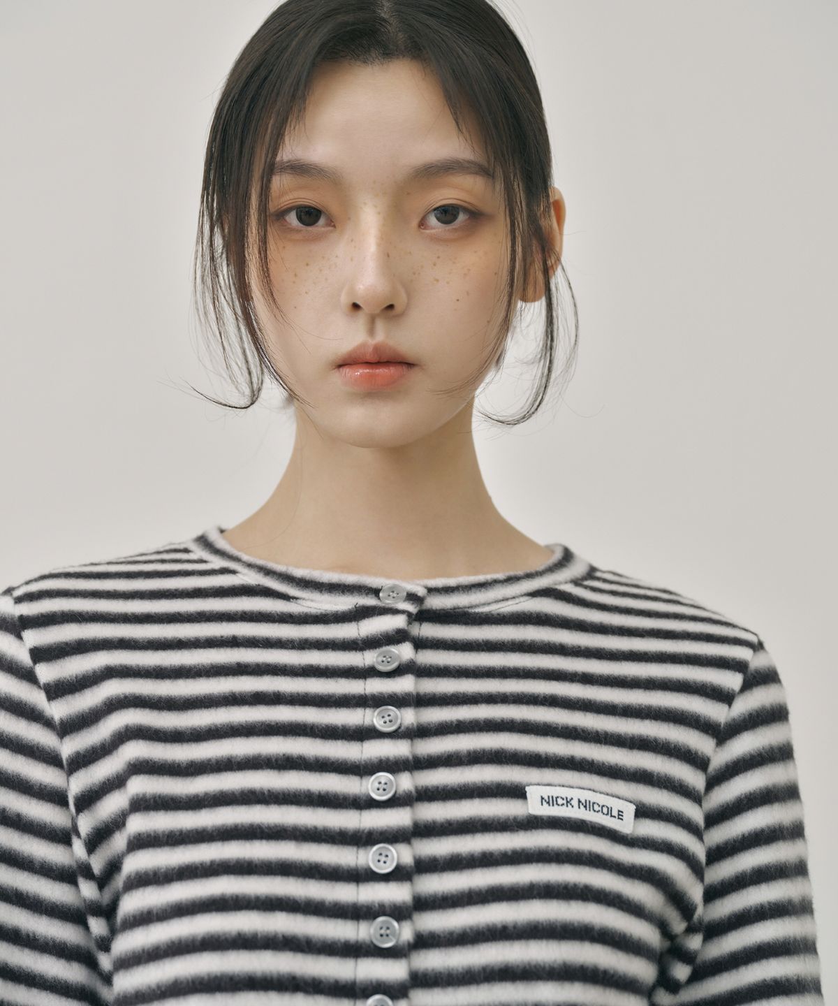 닉앤니콜(NICK&NICOLE) STRIPE CROP BUTTON CARDIGAN_IVORY