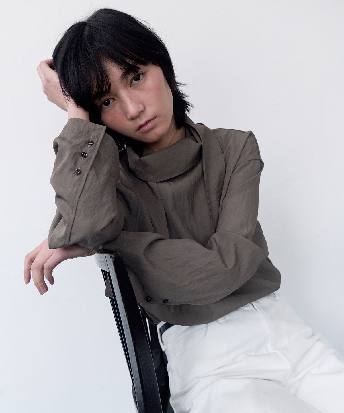 르바(LEVAR) Silky Scarf Blouse - Haze Brown