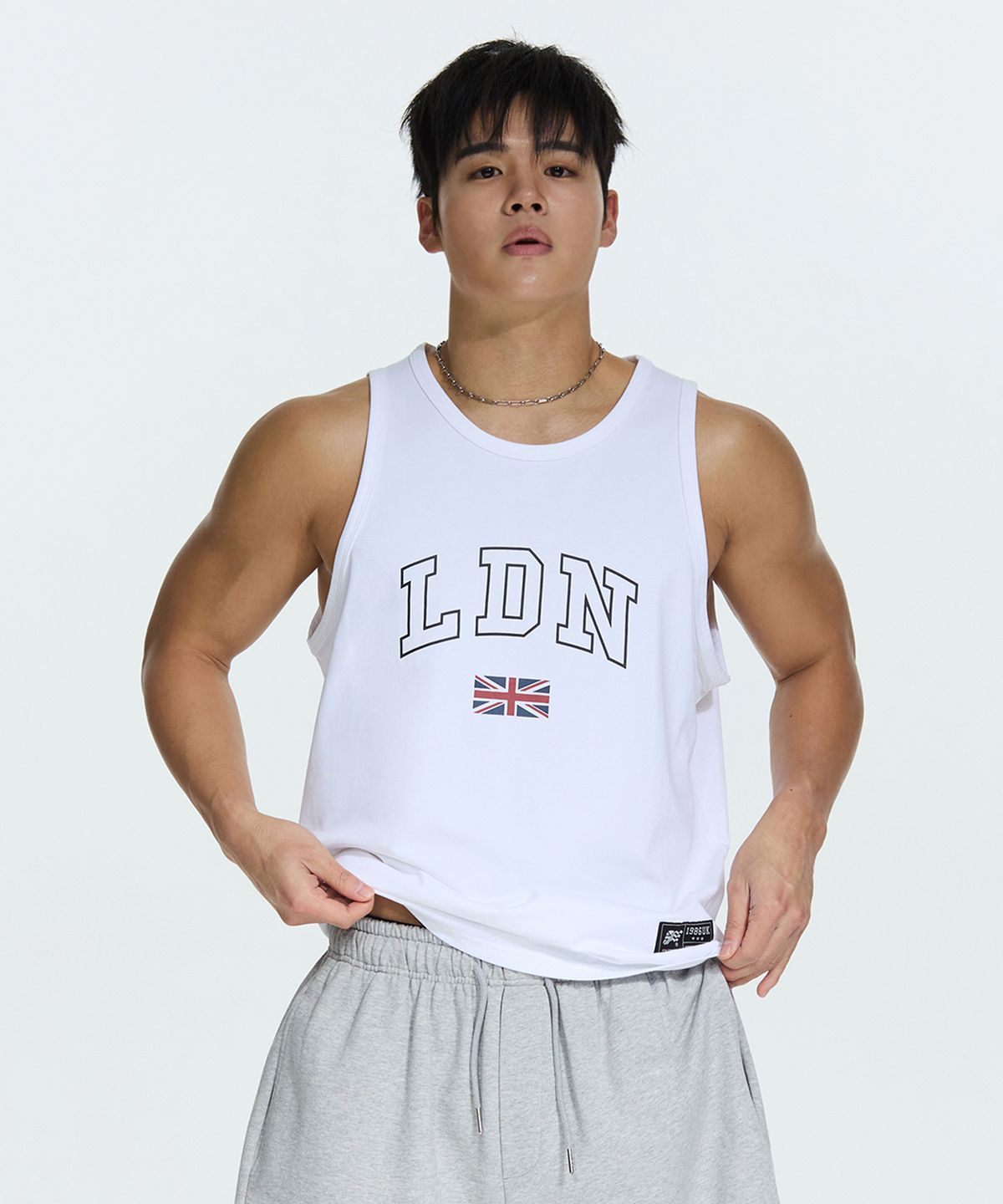 미치코런던 스포츠(MICHIKO LONDON SPORTS) LDN 라운드 슬리브리스 화이트