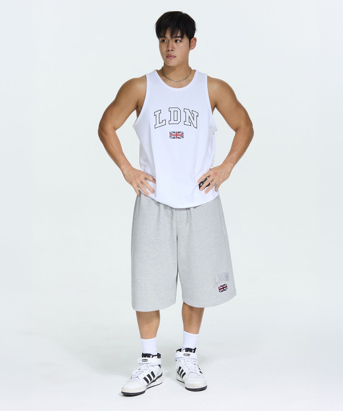 미치코런던 스포츠(MICHIKO LONDON SPORTS) LDN 라운드 슬리브리스 화이트