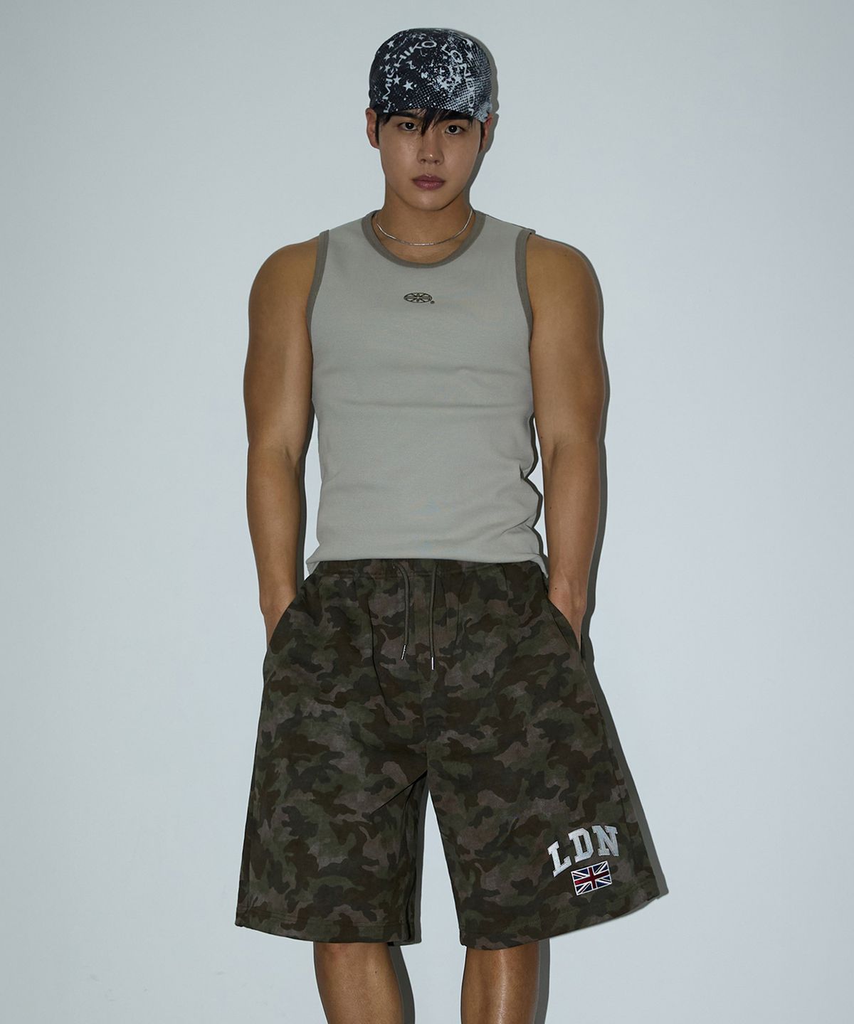 미치코런던 스포츠(MICHIKO LONDON SPORTS) LDN 카모 버뮤다 스웻 팬츠
