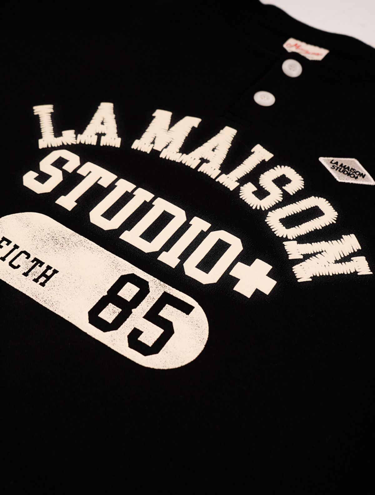라 메종 스튜디오(LA MAISON STUDIO) LA MAISON ESSENTIAL CROP HENLEY NECK BLACK(FCG1TS682M)