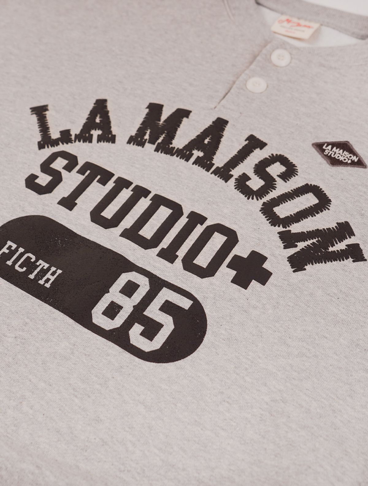 라 메종 스튜디오(LA MAISON STUDIO) LA MAISON ESSENTIAL CROP HENLEY NECK MELANGRAY(FCG1TS682M)