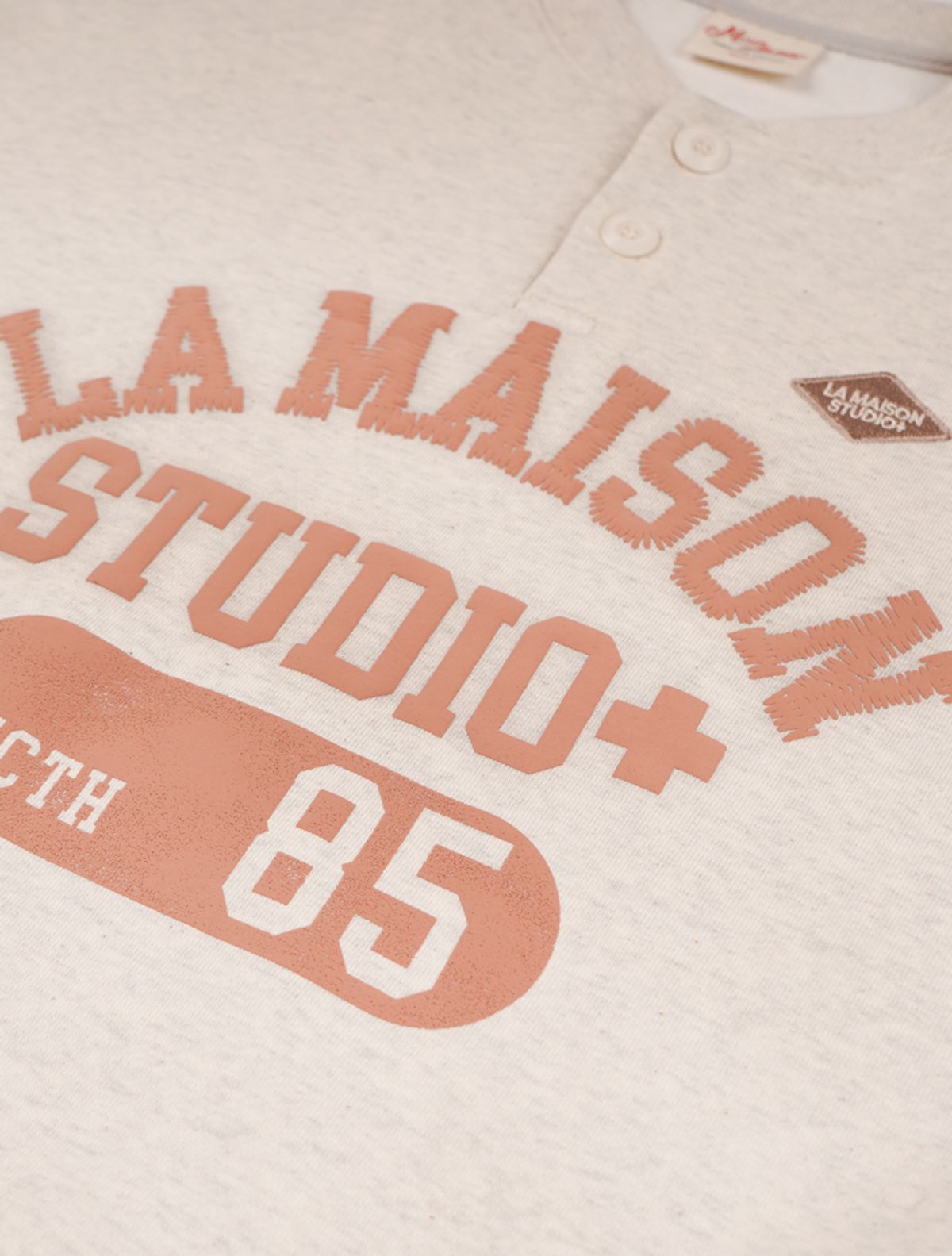 라 메종 스튜디오(LA MAISON STUDIO) LA MAISON ESSENTIAL CROP HENLEY NECK OATMEAL(FCG1TS682M)