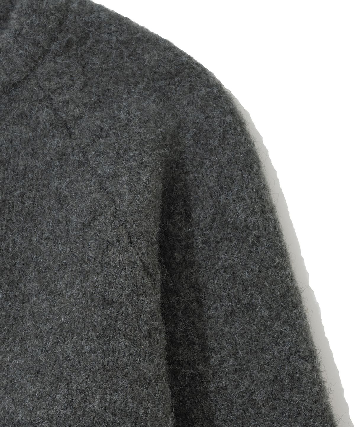 니티드(KNITTED) (UNISEX)부클 래글런 크롭 라운드 니트 CHARCOAL