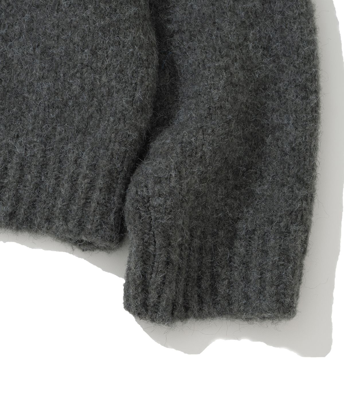 니티드(KNITTED) (UNISEX)부클 래글런 크롭 라운드 니트 CHARCOAL