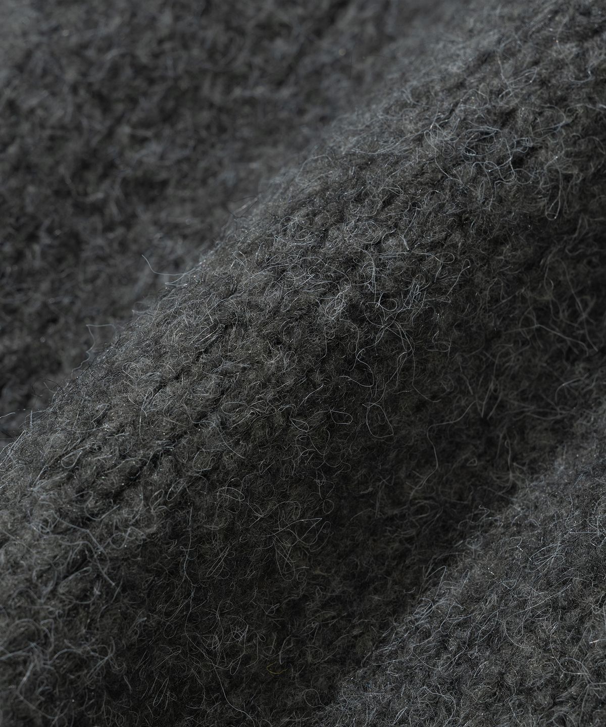 니티드(KNITTED) (UNISEX)부클 래글런 크롭 라운드 니트 CHARCOAL