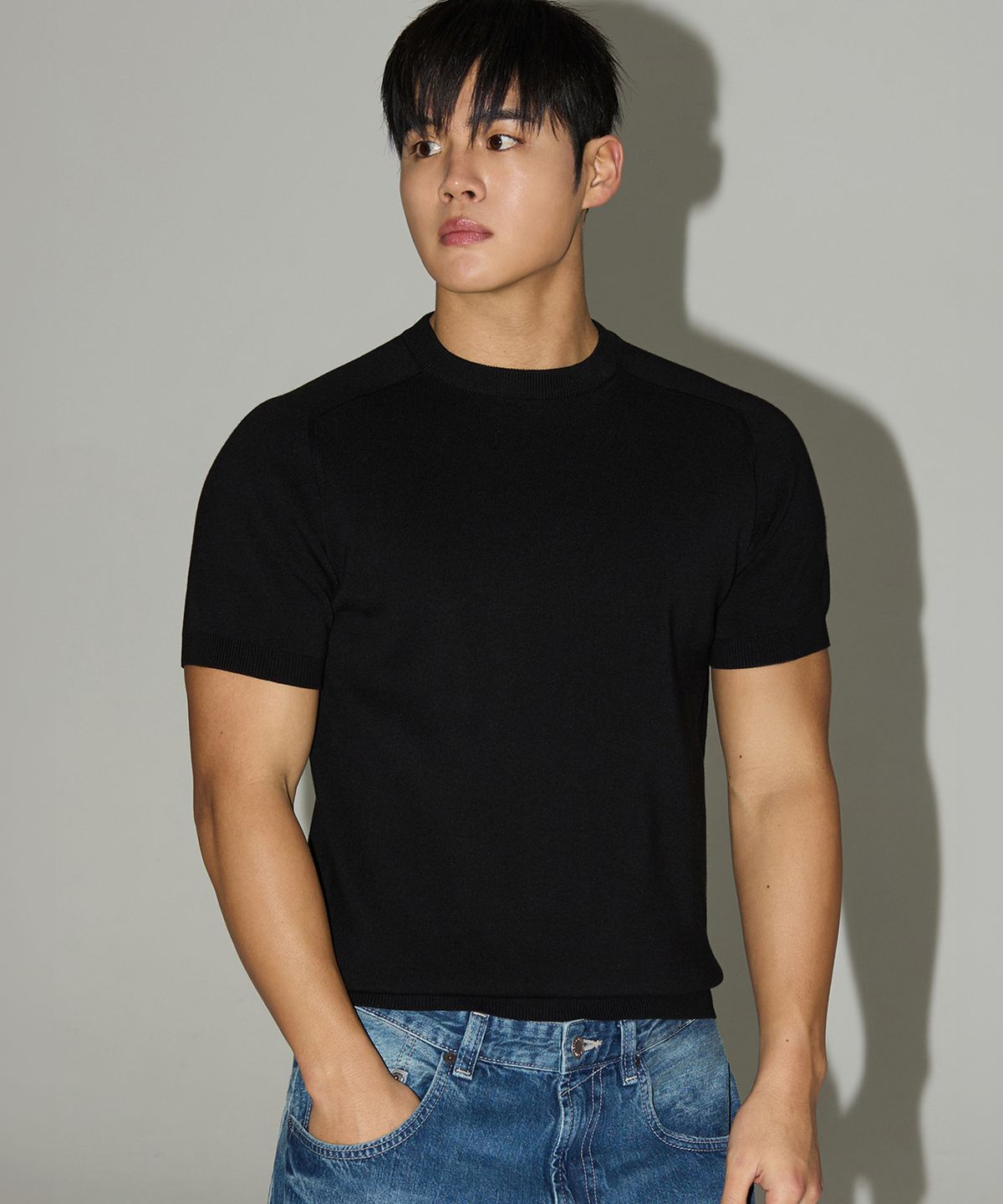 미치코런던 스포츠(MICHIKO LONDON SPORTS) 새들 라운드 머슬핏 니트 블랙