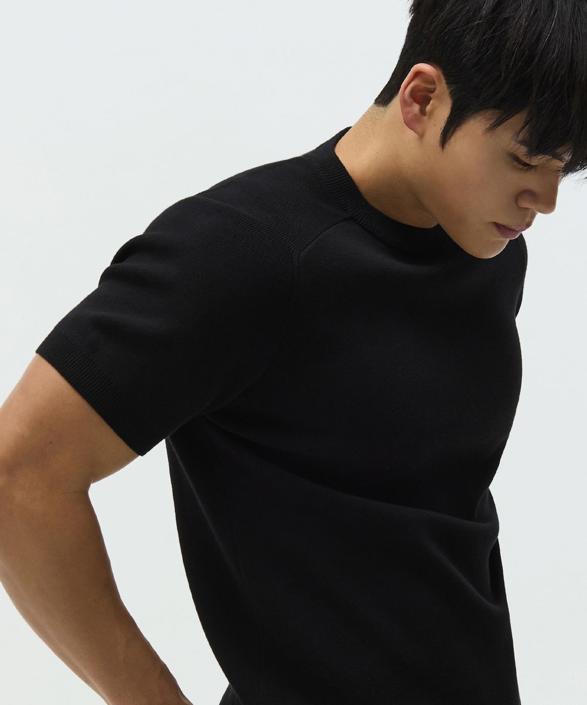 미치코런던 스포츠(MICHIKO LONDON SPORTS) 새들 라운드 머슬핏 니트 블랙
