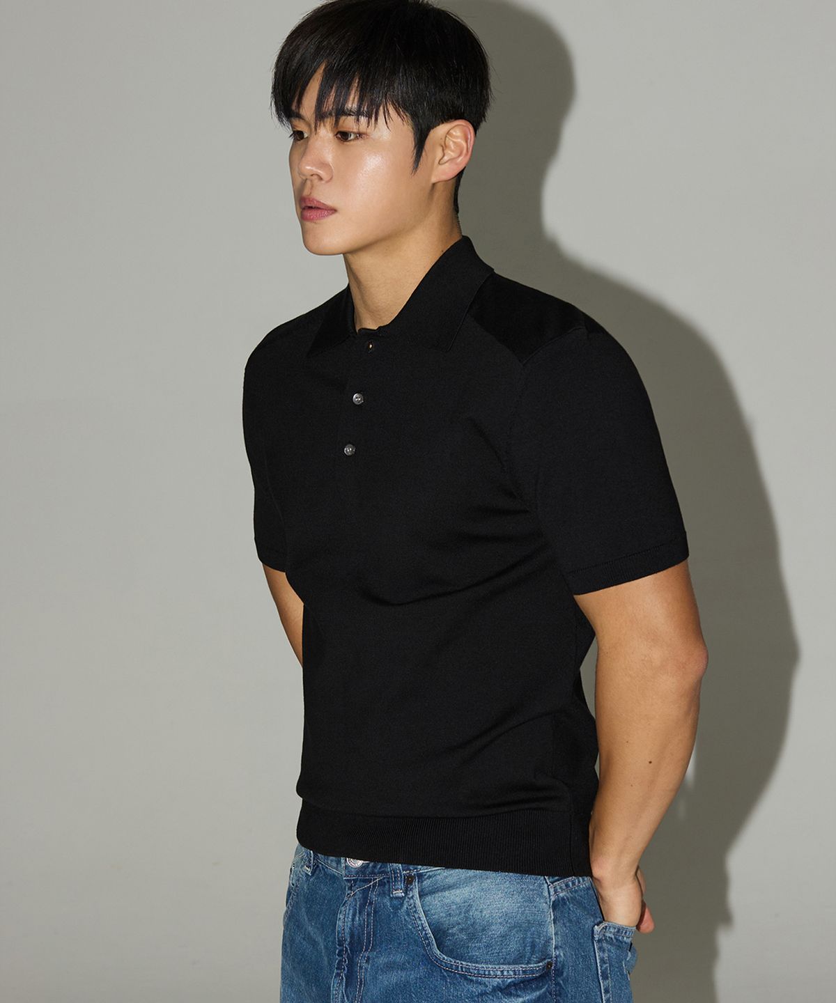 미치코런던 스포츠(MICHIKO LONDON SPORTS) 숄더 라인 머슬핏 카라 니트 블랙