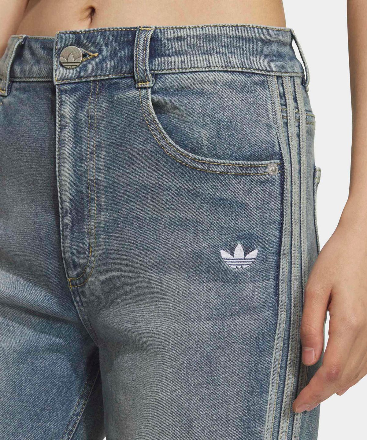 아디다스(ADIDAS) 워시드 플레어 팬츠 - 라이트데님 / KT3173