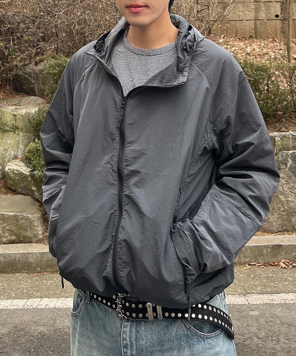 지플리시(ZPLISH) 커브드 후드 윈드 자켓 차콜