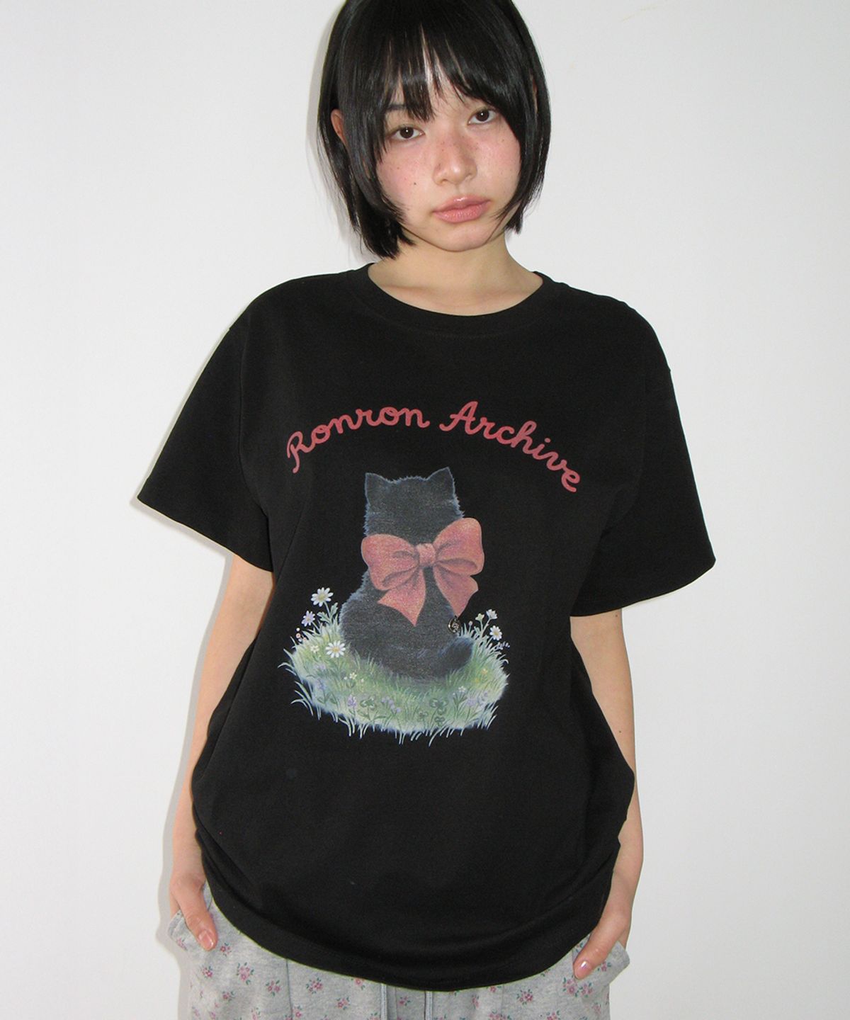 론론(RONRON) RIBBON CAT BASIC FIT T SHIRT BLACK