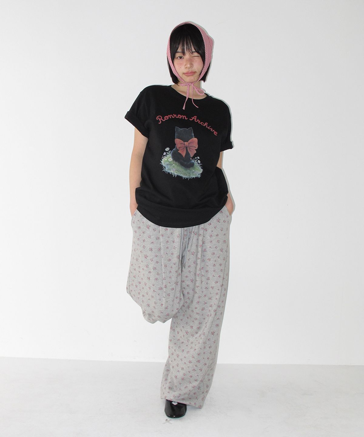 론론(RONRON) RIBBON CAT BASIC FIT T SHIRT BLACK