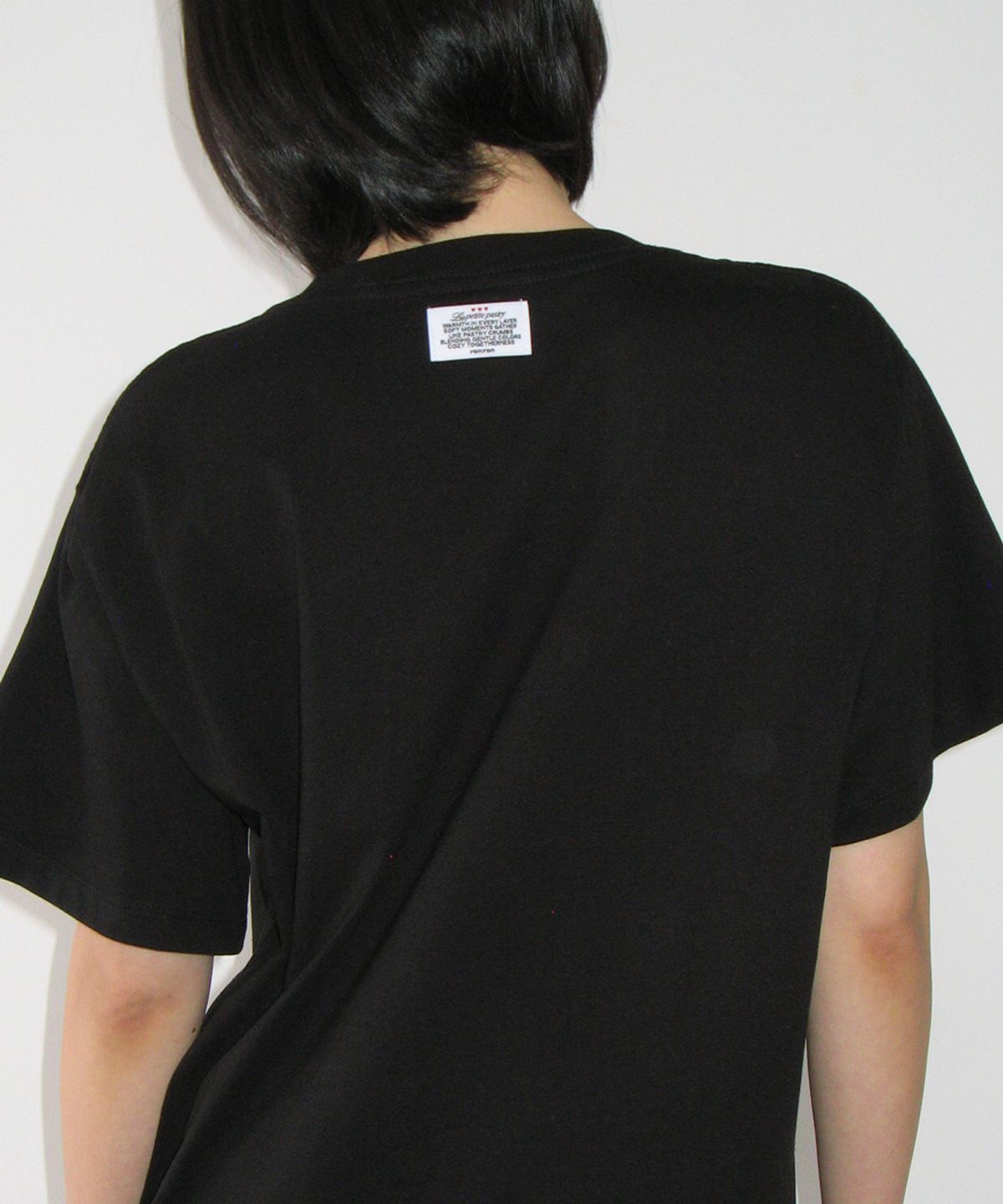 론론(RONRON) RIBBON CAT BASIC FIT T SHIRT BLACK