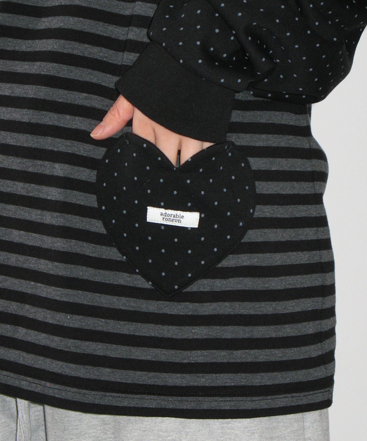 론론(RONRON) HEART DOT POCKET STRIPE LONG SLEEVE BLACK
