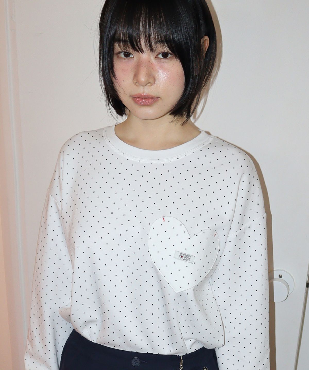 론론(RONRON) DOT HEART POCKET OVER FIT LONG SLEEVE WHITE