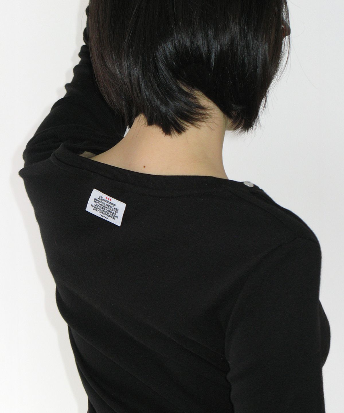 론론(RONRON) BUTTON SHOULDER SLIM FIT LONG SLEEVE BLACK