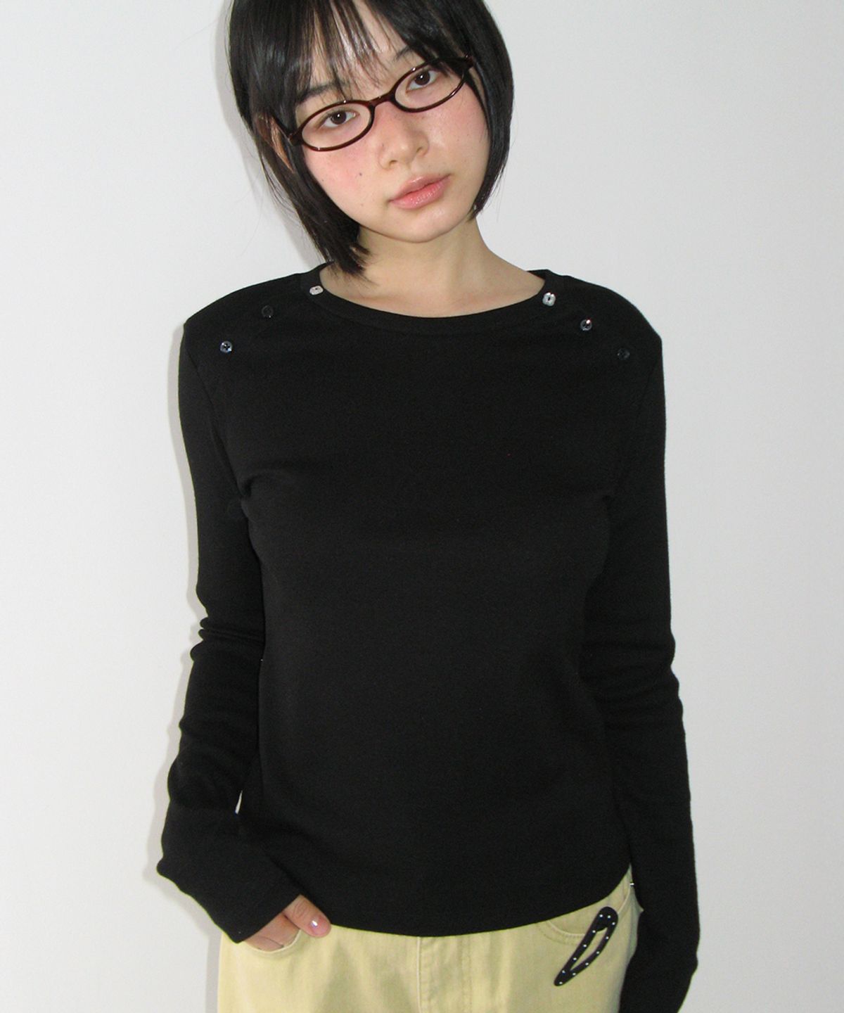 론론(RONRON) BUTTON SHOULDER SLIM FIT LONG SLEEVE BLACK