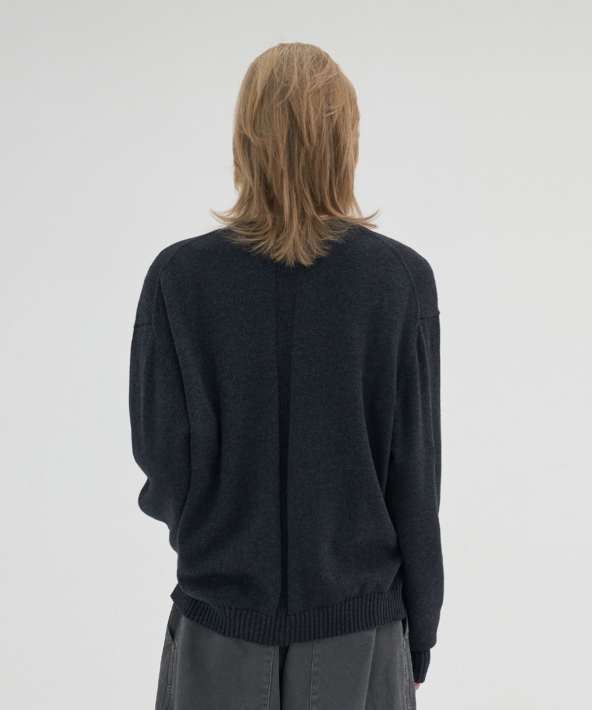 노운(NOUN) essential crew neck cardigan (charcoal)