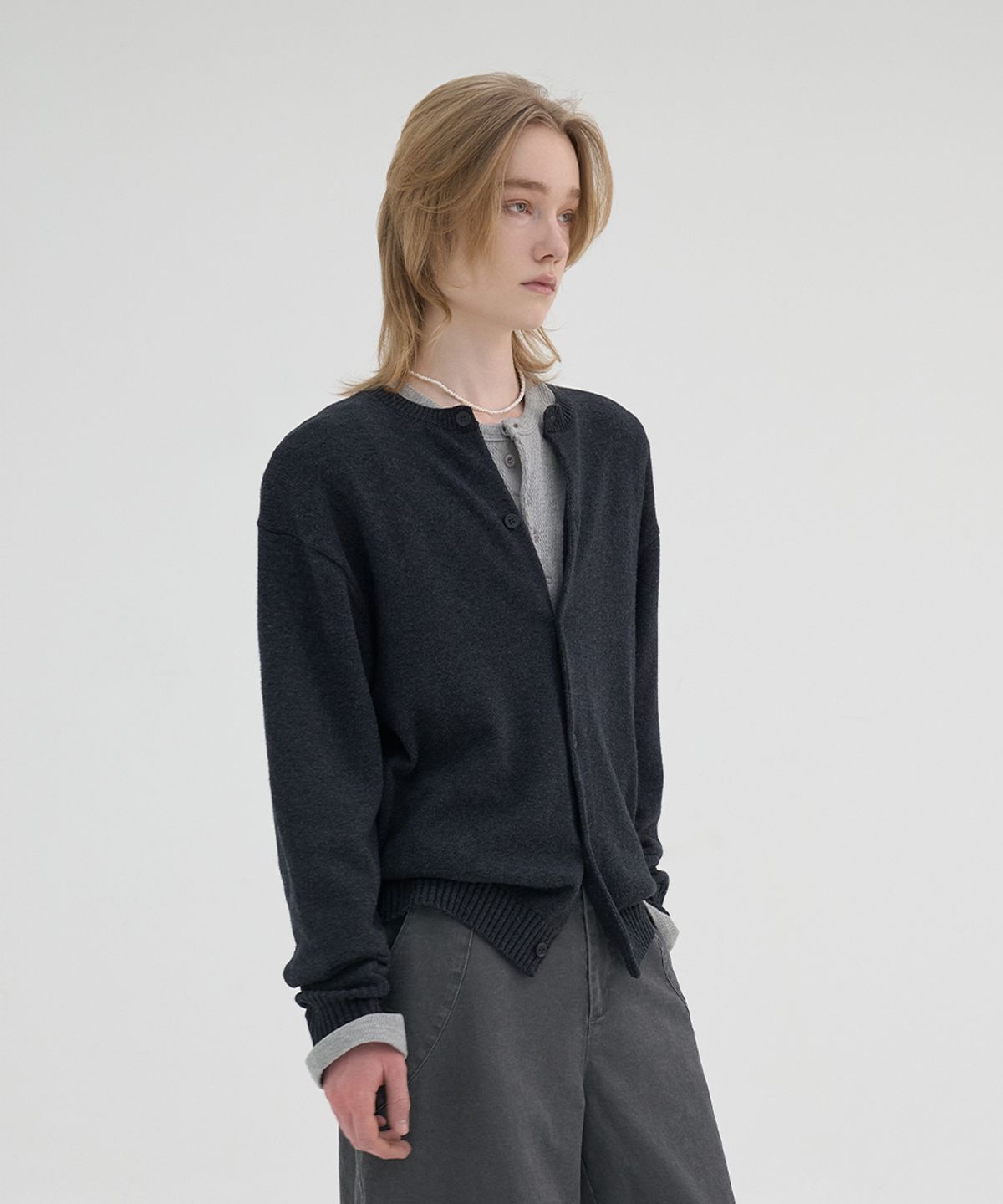 노운(NOUN) essential crew neck cardigan (charcoal)