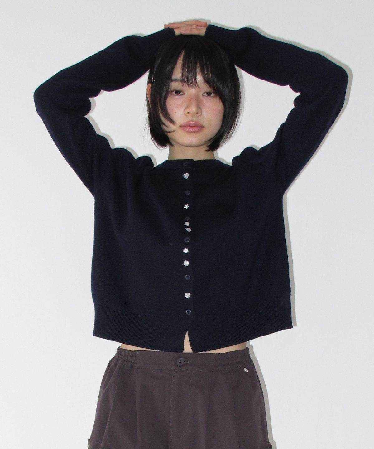 론론(RONRON) DECORATIVE BUTTON KNIT CARDIGAN NAVY