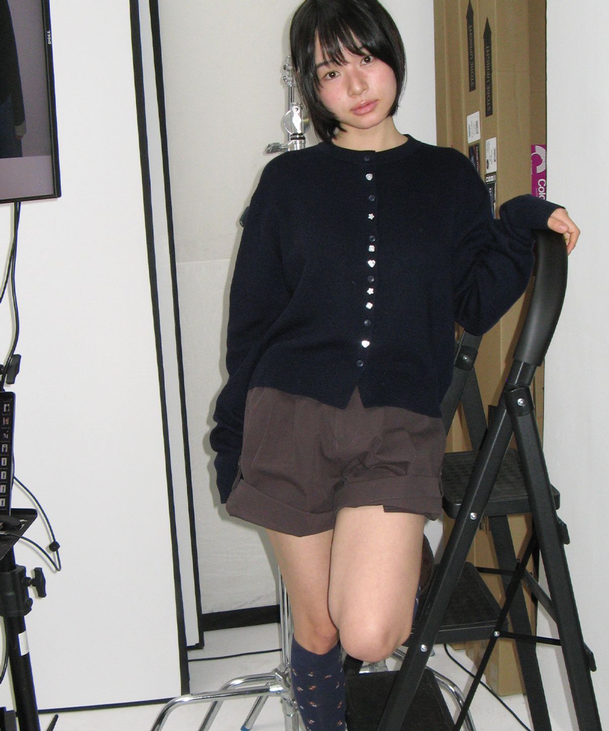 론론(RONRON) DECORATIVE BUTTON KNIT CARDIGAN NAVY