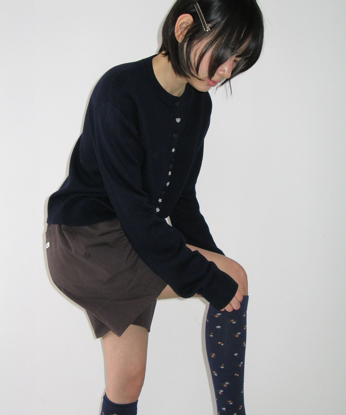 론론(RONRON) DECORATIVE BUTTON KNIT CARDIGAN NAVY