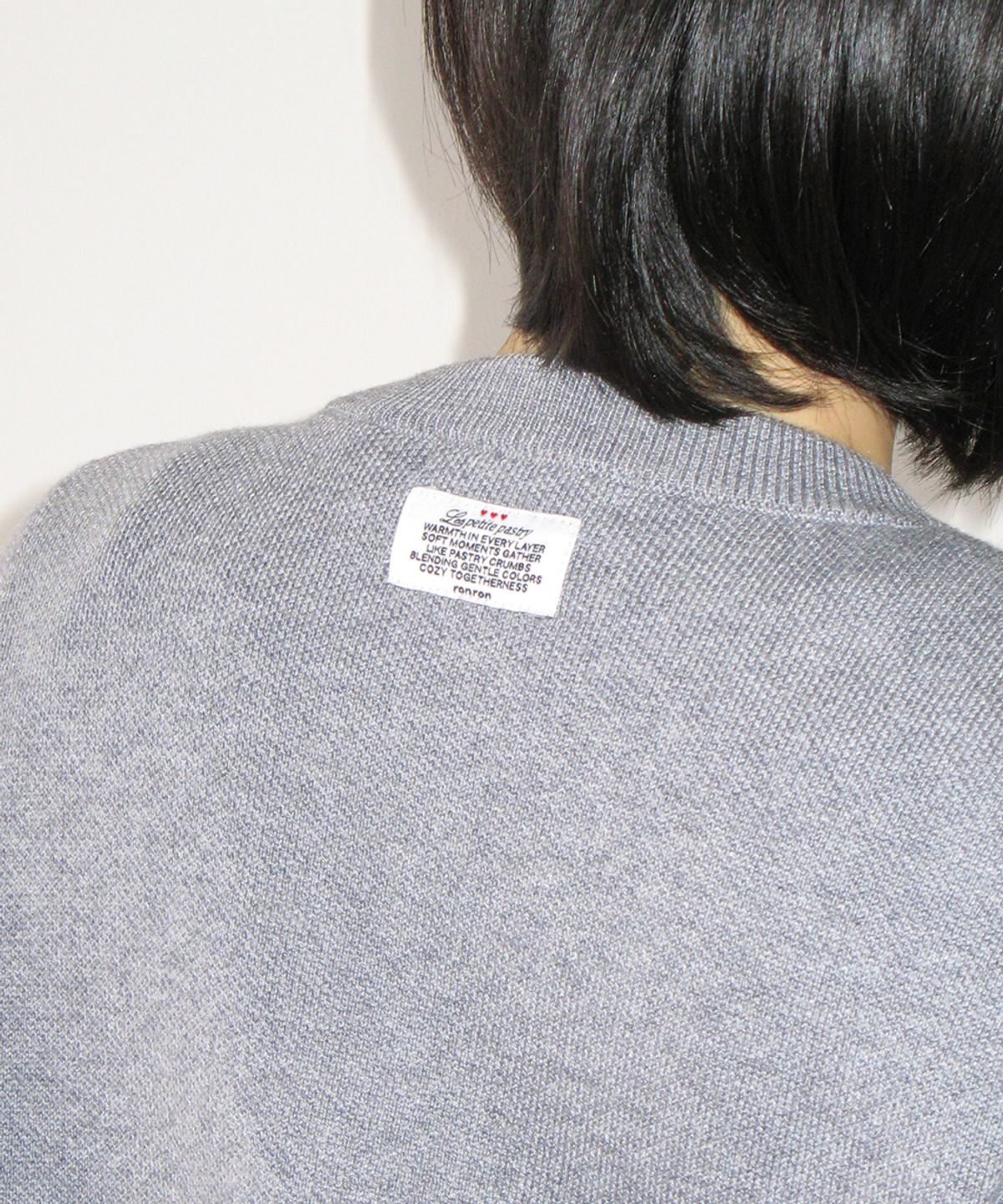 론론(RONRON) DECORATIVE BUTTON KNIT CARDIGAN GREY