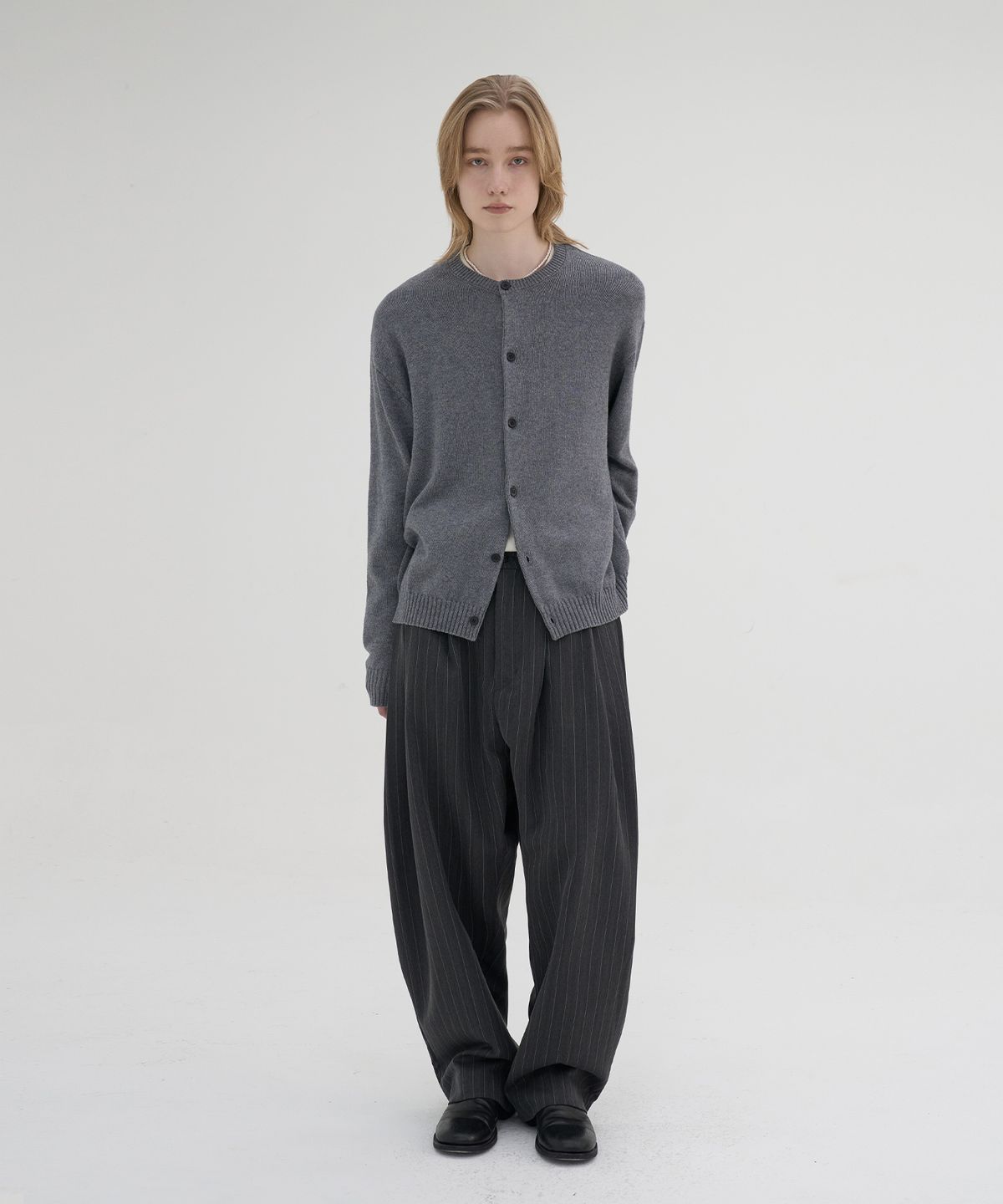 노운(NOUN) essential crew neck cardigan (gray)