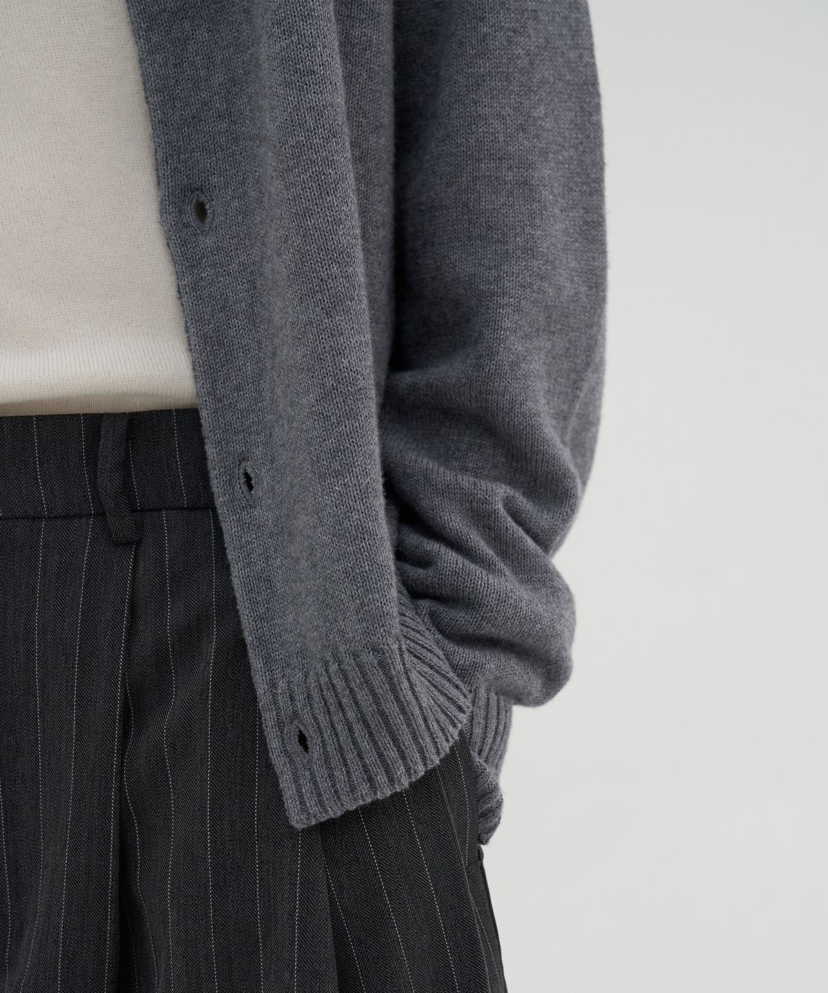 노운(NOUN) essential crew neck cardigan (gray)