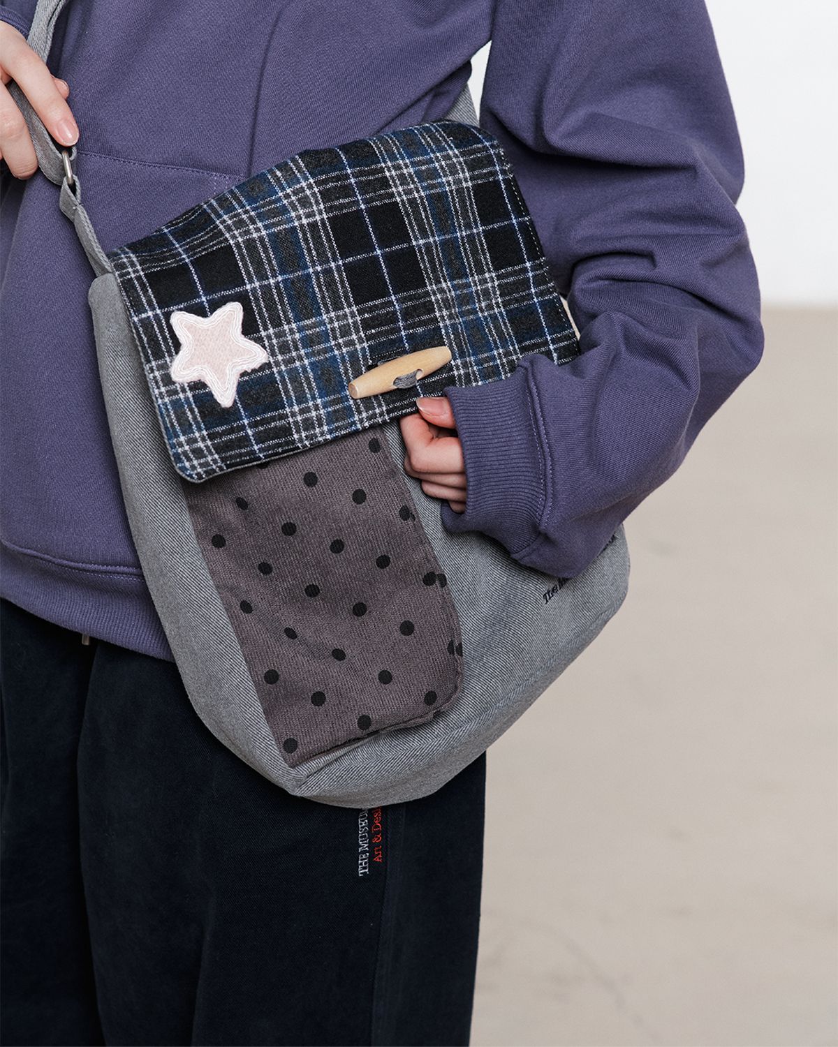 더뮤지엄비지터(THEMUSEUMVISITOR) PATCH ARTWORK TOGGLE MINI CROSS BAG (GREY)