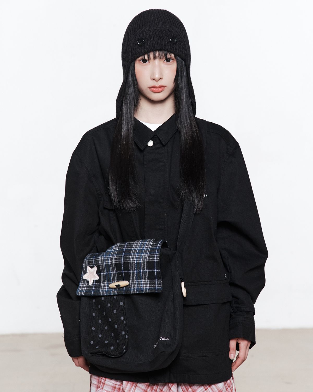 더뮤지엄비지터(THEMUSEUMVISITOR) PATCH ARTWORK TOGGLE MINI CROSS BAG (BLACK)