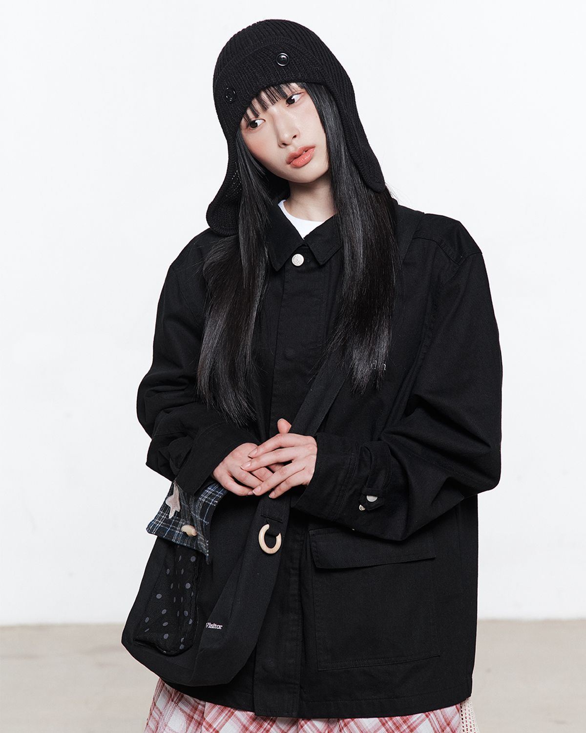 더뮤지엄비지터(THEMUSEUMVISITOR) PATCH ARTWORK TOGGLE MINI CROSS BAG (BLACK)