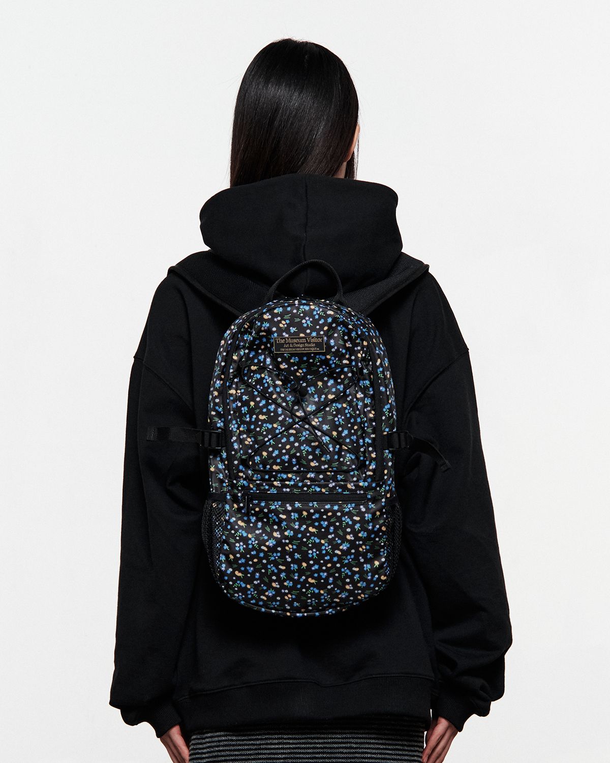 더뮤지엄비지터(THEMUSEUMVISITOR) FLORAL STRING SPORTS BACKPACK (BLACK)