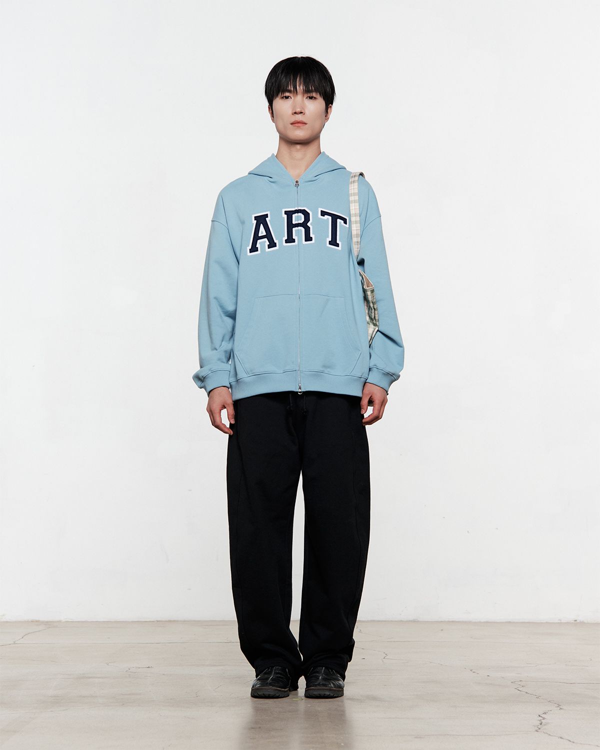 더뮤지엄비지터(THEMUSEUMVISITOR) PATCH ARTWORK SWEAT PANTS (BLACK)