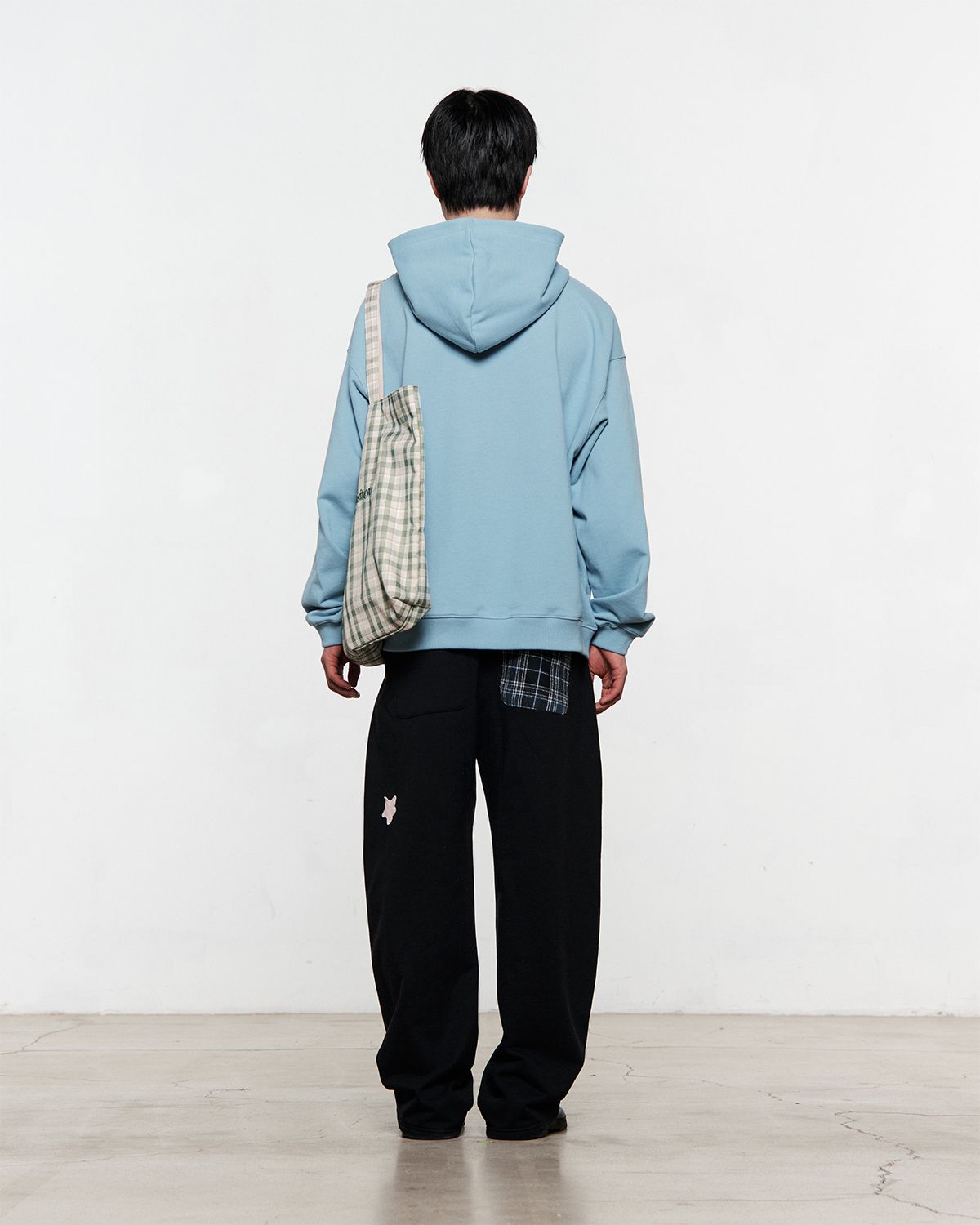 더뮤지엄비지터(THEMUSEUMVISITOR) PATCH ARTWORK SWEAT PANTS (BLACK)