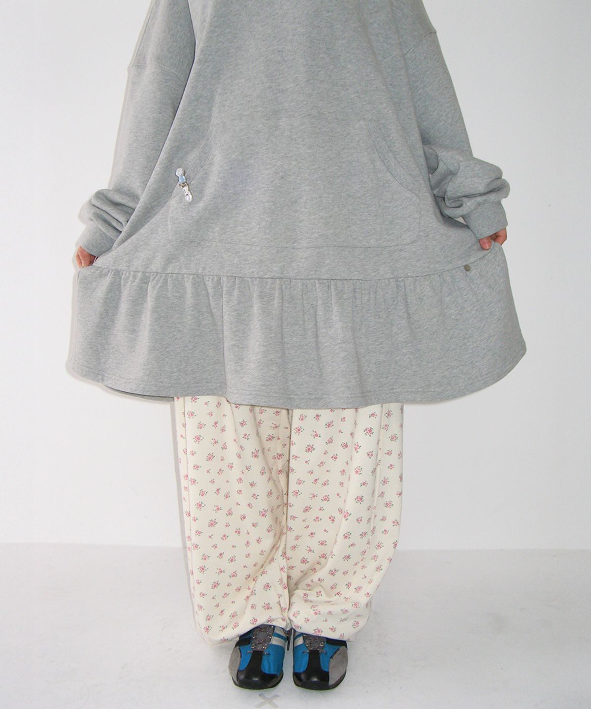 론론(RONRON) OVERSIZED RUFFLE HEM SWEAT DRESS GREY