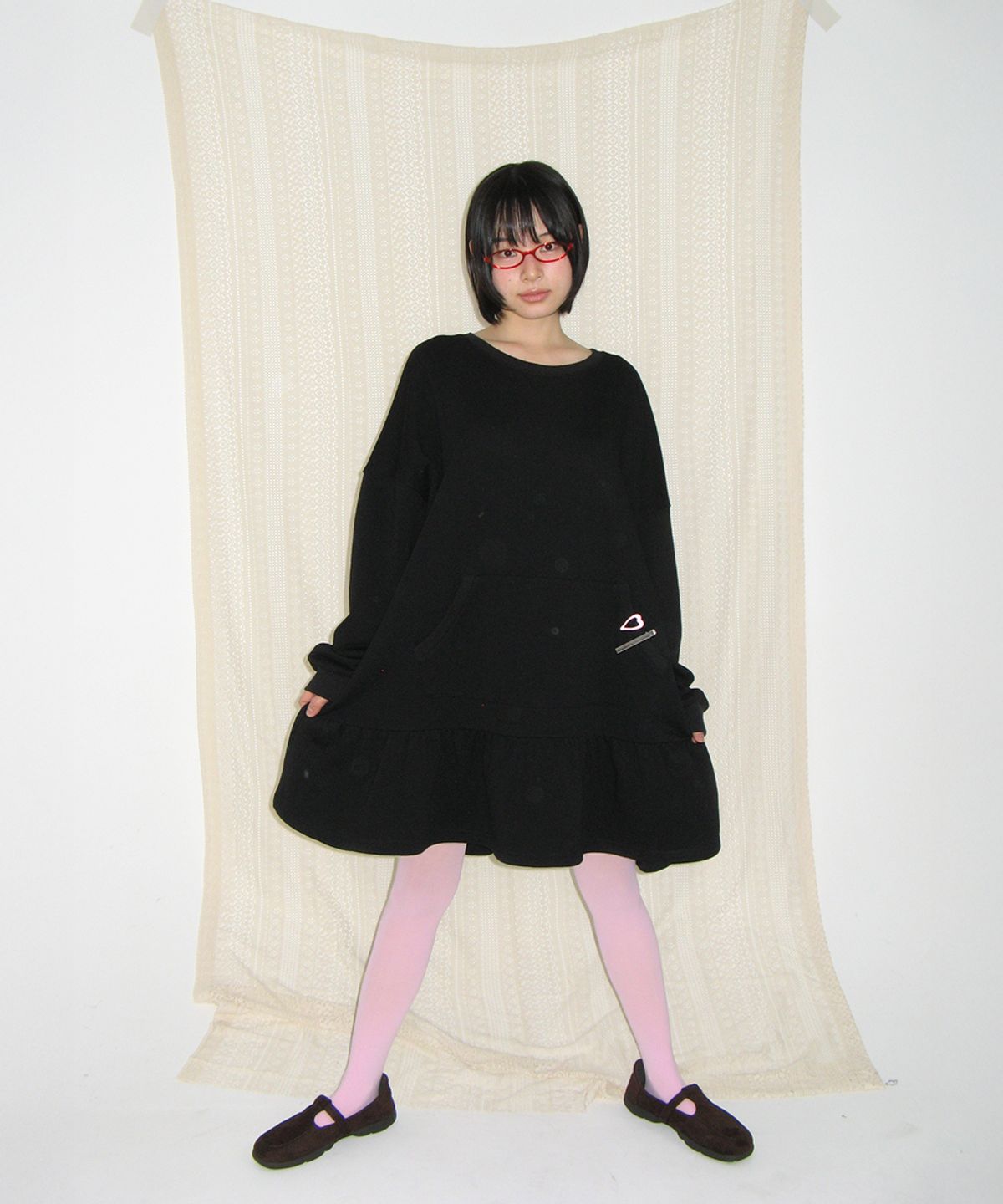 론론(RONRON) OVERSIZED RUFFLE HEM SWEAT DRESS BLACK