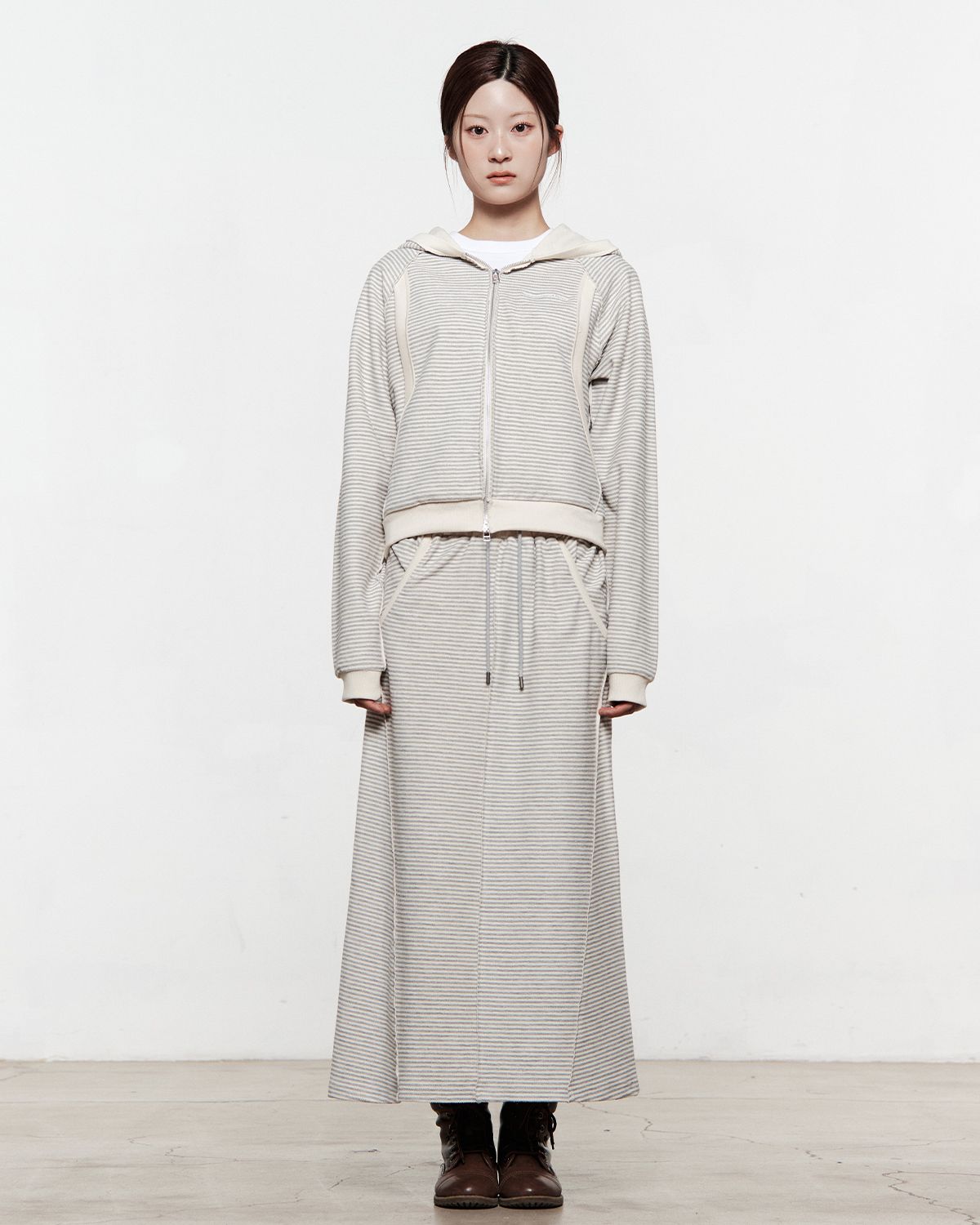 더뮤지엄비지터(THEMUSEUMVISITOR) RAW EDGE LONG SKIRT (LIGHT GREY)