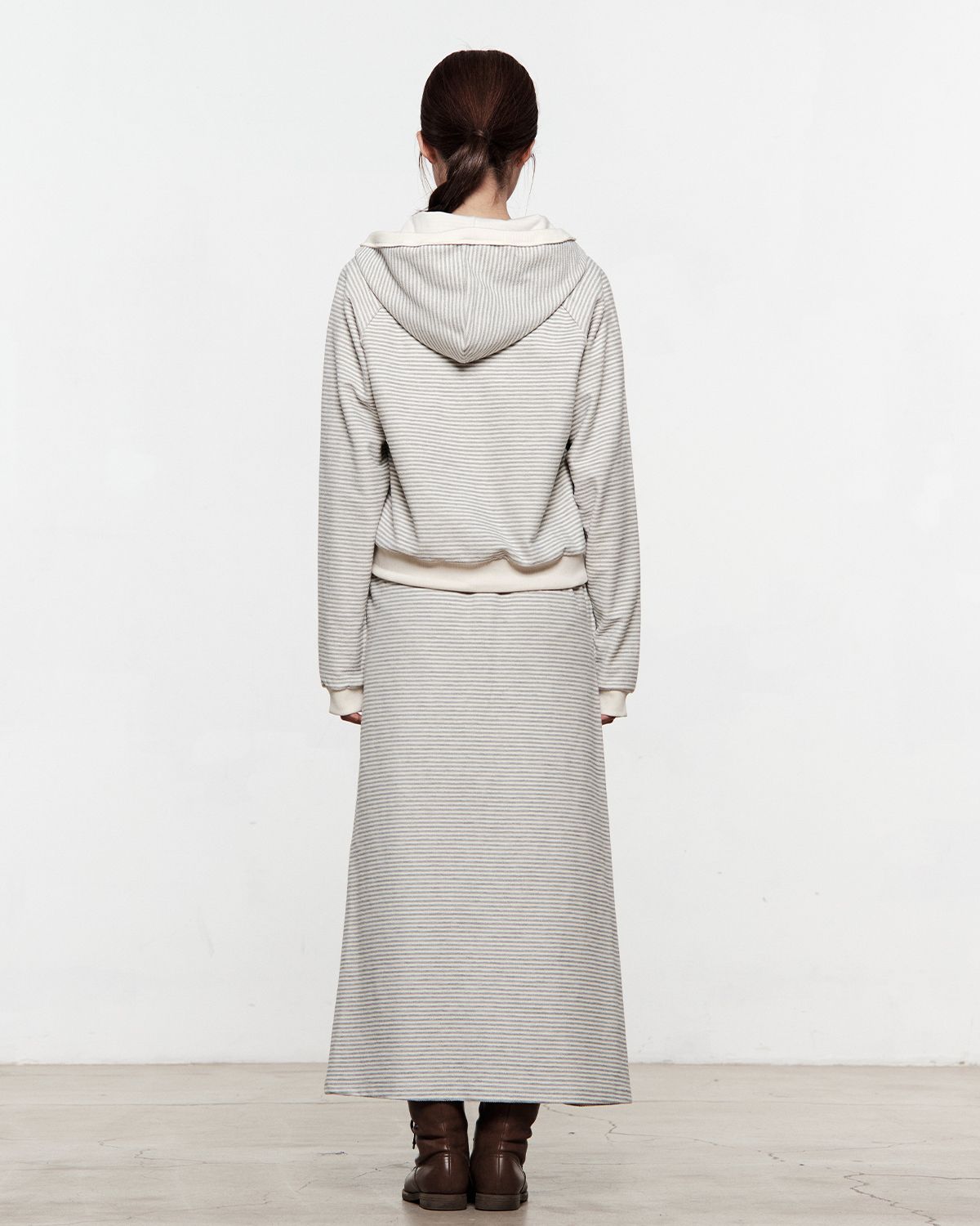 더뮤지엄비지터(THEMUSEUMVISITOR) RAW EDGE LONG SKIRT (LIGHT GREY)