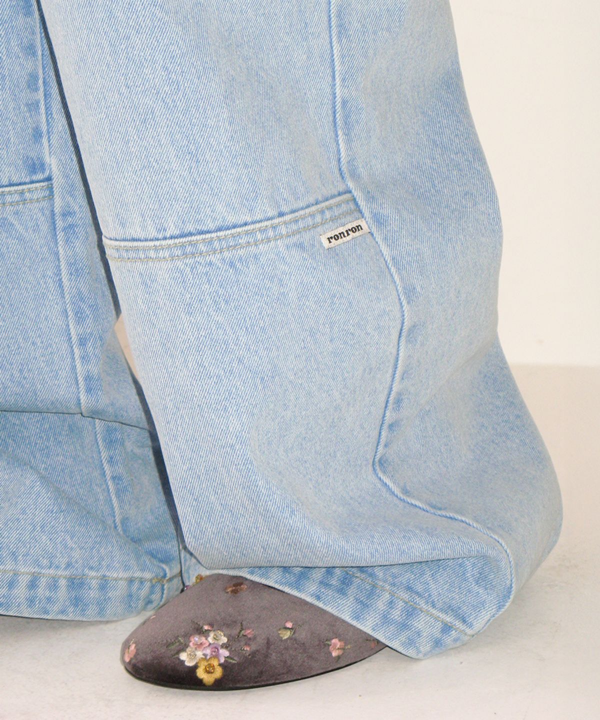 론론(RONRON) SEAM DETAIL BANDING DENIM PANTS LIGHT BLUE