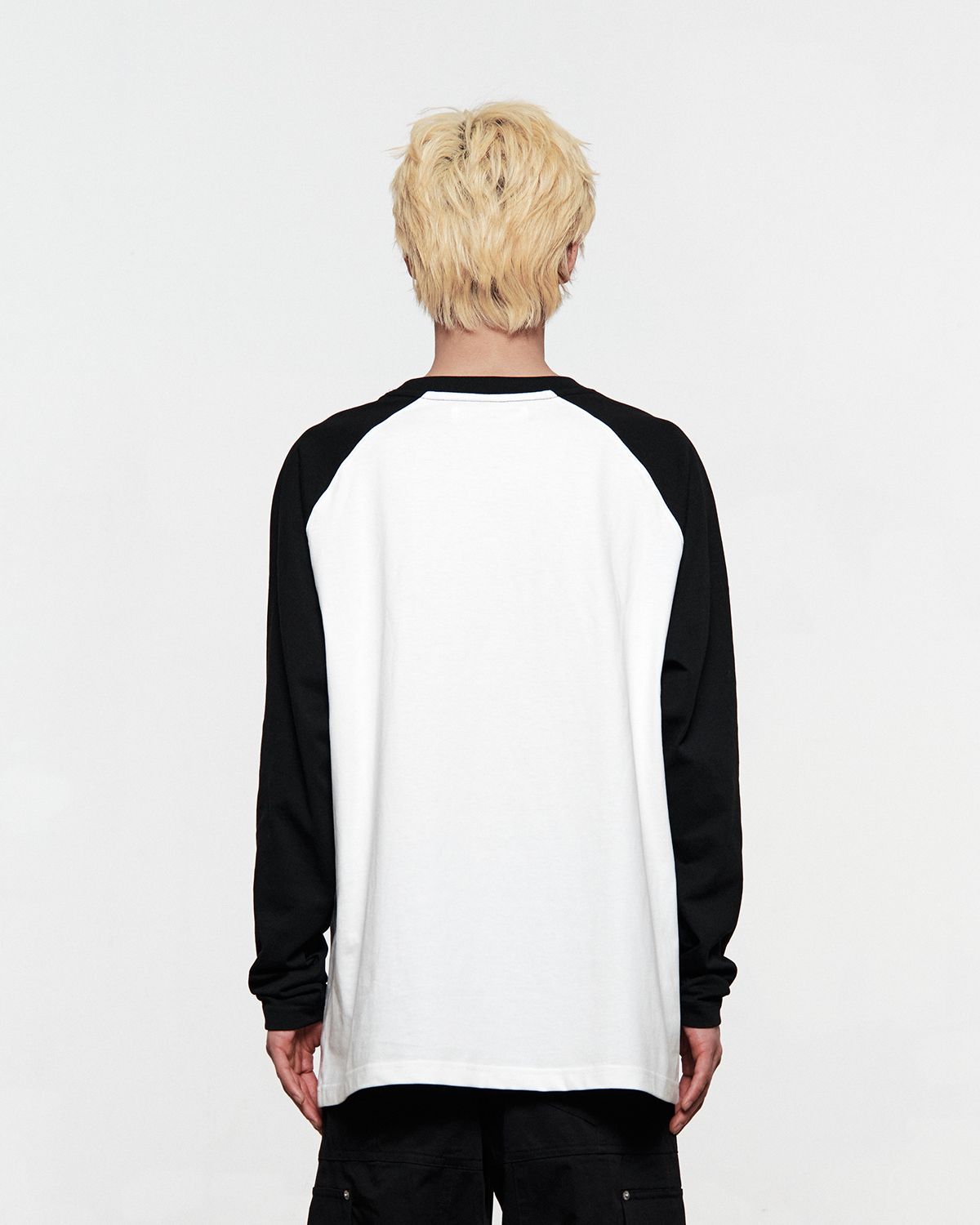 더뮤지엄비지터(THEMUSEUMVISITOR) HEART SPRAY PRINTED RAGLAN LONG SLEEVE (BLACK)